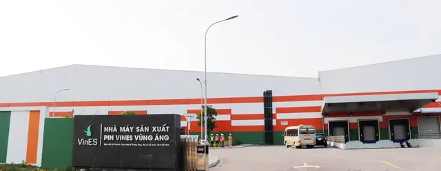 Cửa cuốn siêu trường được lắp đặt tại nhà máy pin Vines Vũng Áng